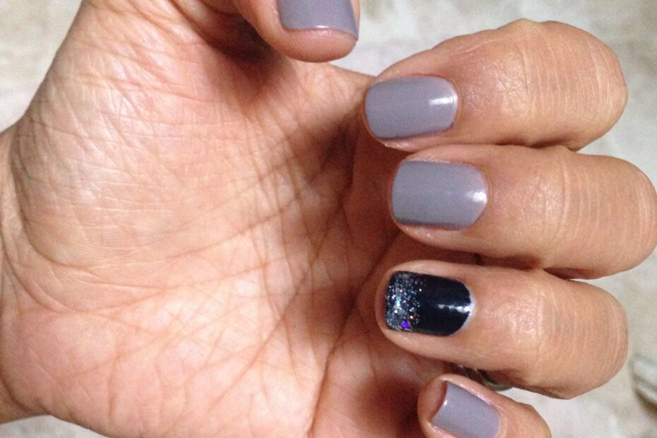 What Color Nail Polish With Navy Blue Dress For A Wedding